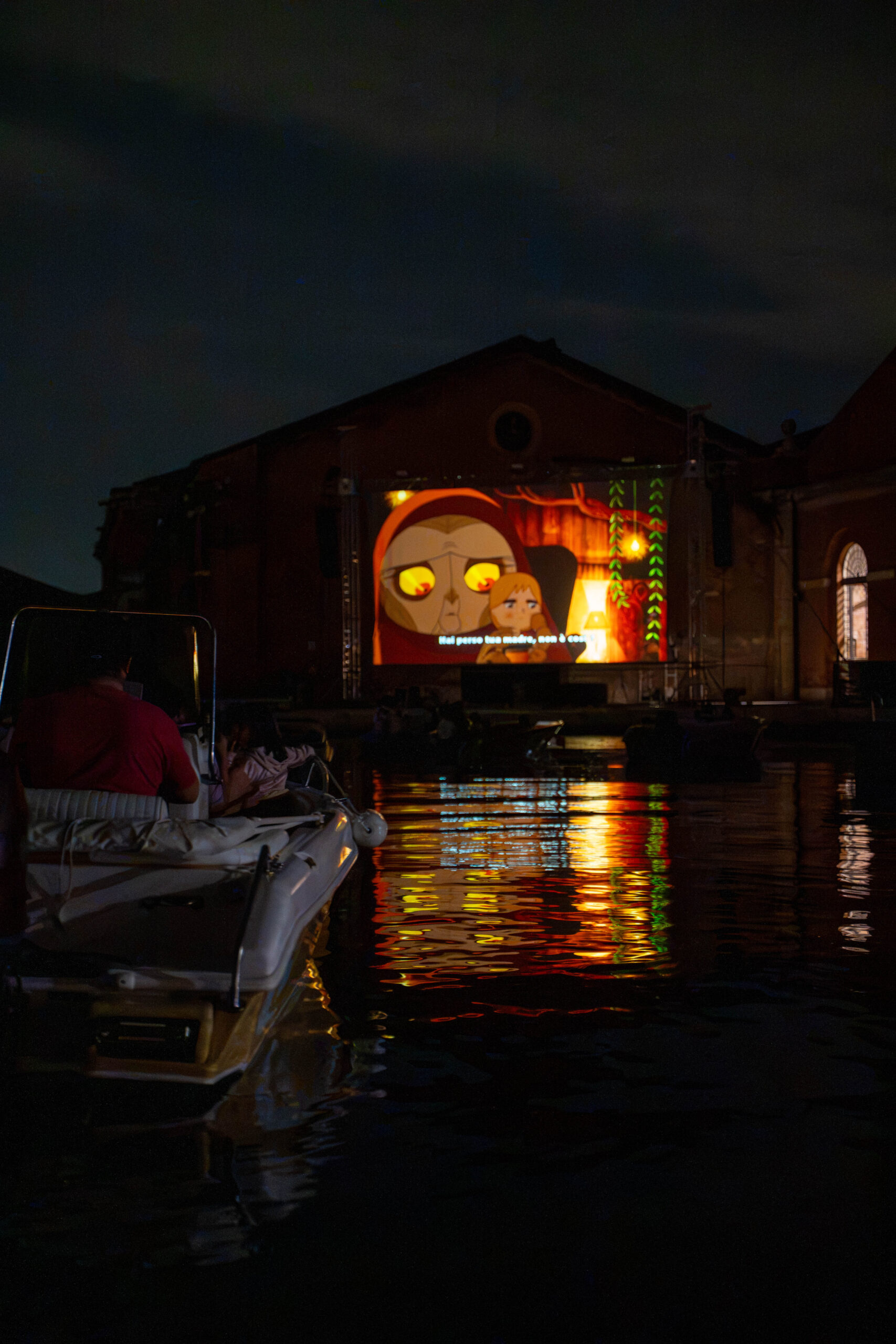 Proiezione serale di Cinema Barch-in 2026 sull’acqua dell’Arsenale